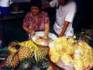 AnanasVerkauf.jpg (39062 Byte)